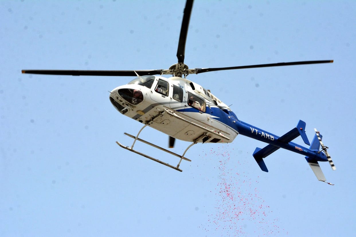 Flowers rained from Ganpati Dham to Balaji Chowk by helicopter