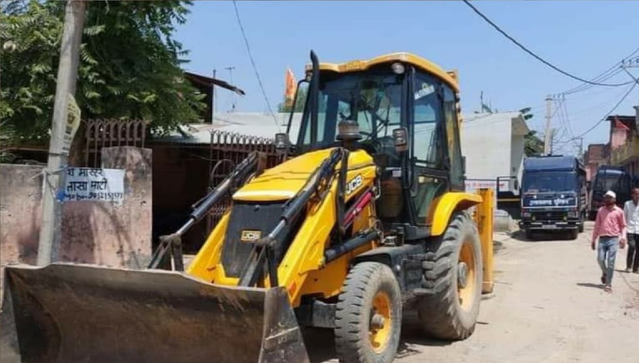 Mahamandaleshwar Swami Yatindranand Giri Maharaj of Juna Akhara said that there should be bulldozer action in Uttarakhand like UP