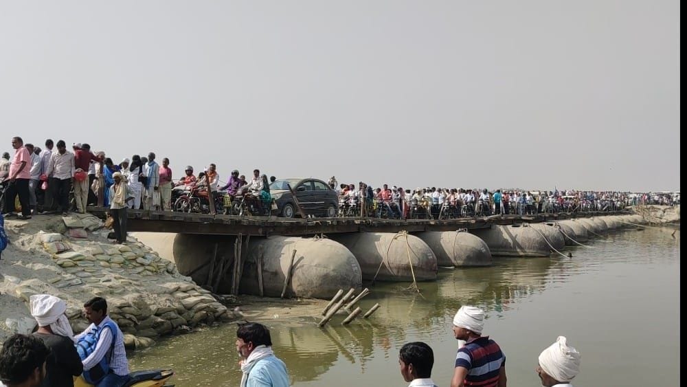 Pantoon bridge jammed in Kolaghat, people upset in summer