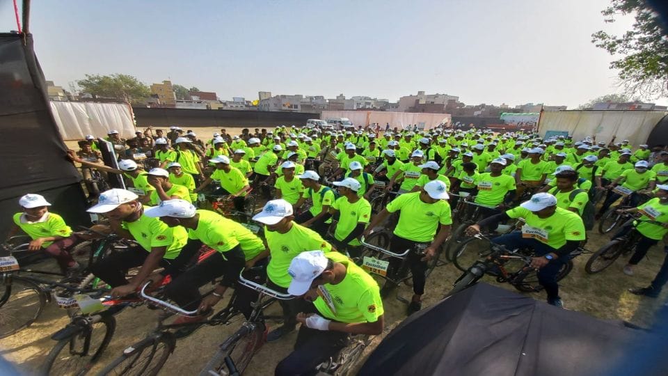 Message of environment and fuel conservation given by cycle rally in Agra