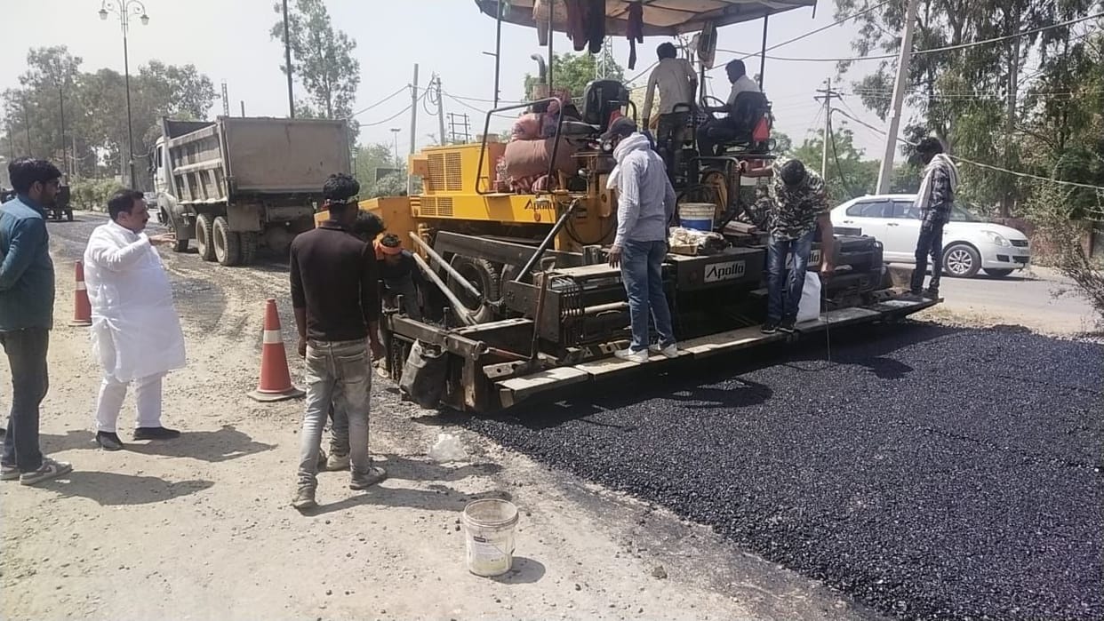 From Pipli to the new bus stand, tar starts pouring on the road