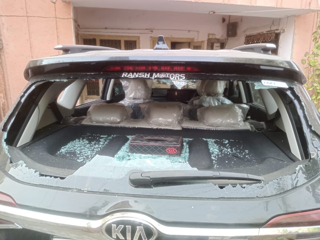Attempt to rob the couple in front of the military cantonment, broken glass of the car