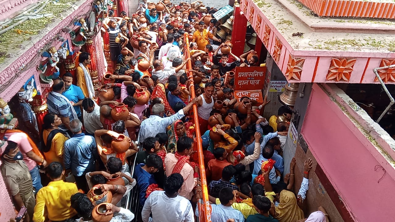 Maa vindhyachal temple cleaned Washing by gangajal in mirzapur Centuries old tradition of this Ghatabhishek