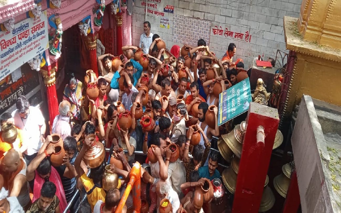 Maa vindhyachal temple cleaned Washing by gangajal in mirzapur Centuries old tradition of this Ghatabhishek