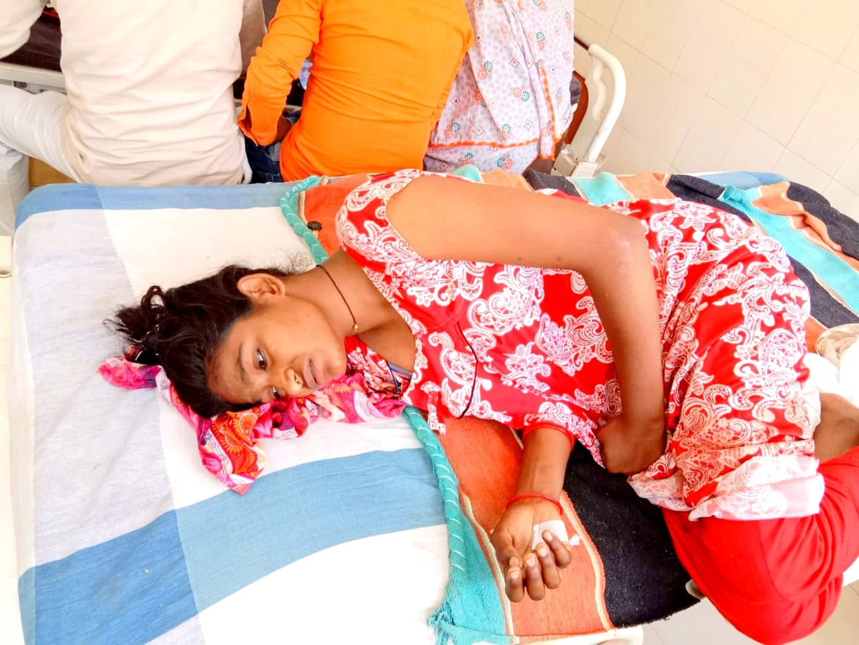 Dispute between brother-in-law and brother-in-law in Fatehpur, wife in anger and stabbed herself
