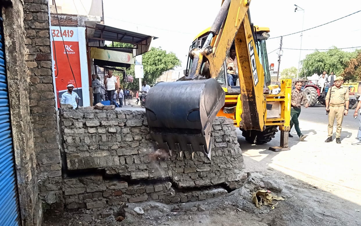Bulldozer of administration on encroachment in Kanth Nagar
