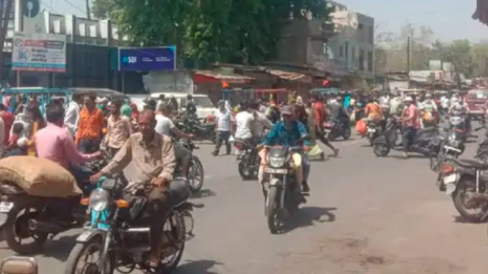 Khargone nuisance: Four hours relaxation in curfew, increased activity in markets, administration is monitoring the situation