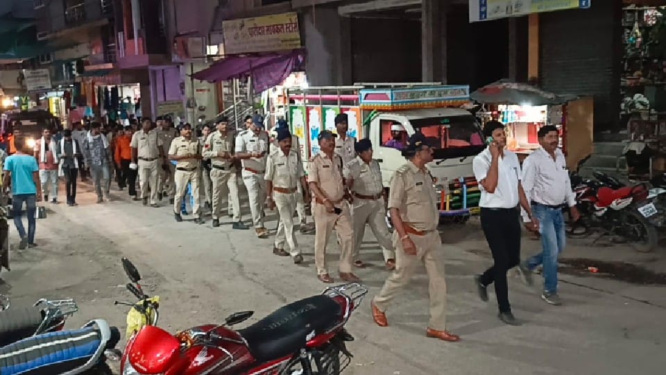 Khargone nuisance: Four hours relaxation in curfew, increased activity in markets, administration is monitoring the situation