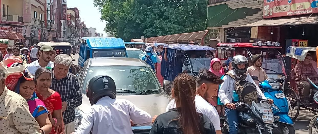 People struggling with jam from Shivmurti to City Post Office