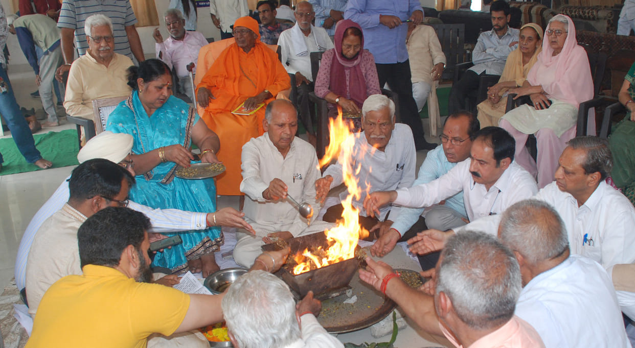 ???? ??? ???????? Wishing for world peace by making sacrifices in the yagya