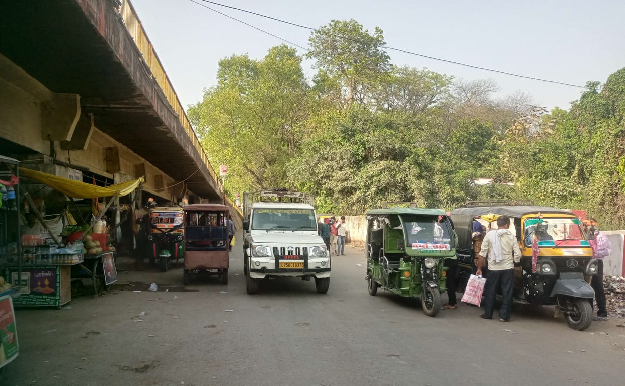 Vehicle stands again established in the city with the connivance of the police