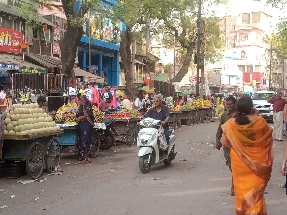 From the station to the square, half the road is in the possession of handcarts