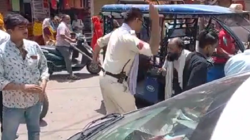 Chhatarpur: When the e-rickshaw collided with the bike, the policeman publicly beat up the auto driver, abused him by threatening to take him to the police station