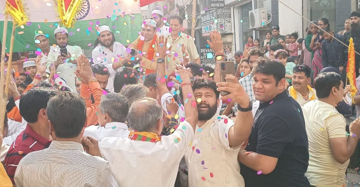 Muslim community showers flowers on the chariot