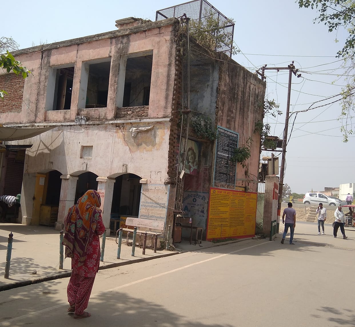 The main gate of the tehsil will be broken in the cross junction and highway widening