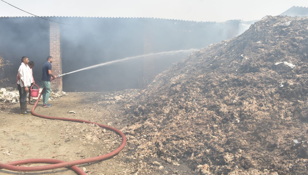 Loss of lakhs due to fire in factory