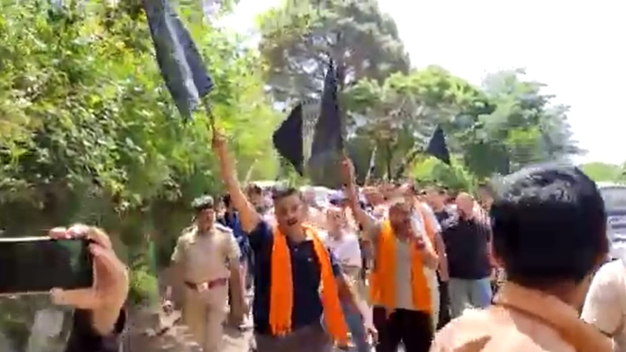 swaran sangthan wave black flag Slogans of Go Back greeted Cabinet Minister Dr. Rajiv Saizal