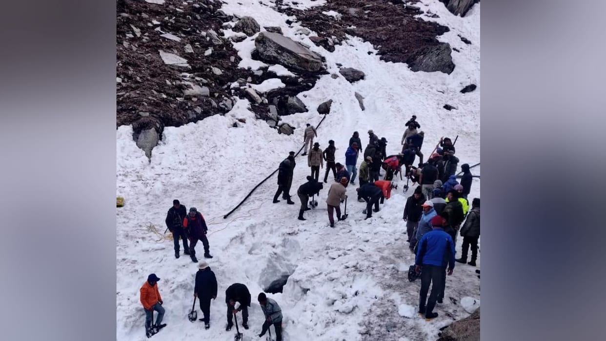 Himachal Lahal News: tourist girl killed fall in gorge near koksar slipped over avalanche