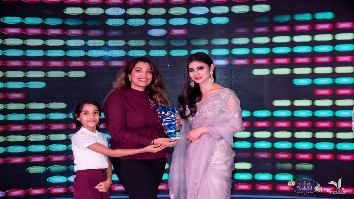 Prayagraj: Makeup artist Jaya Mishra gets Elite Wedding Award, actress Mouni Roy honored in Jaipur