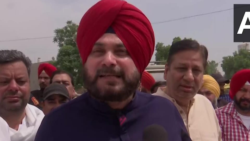 Former Punjab Congress chief Navjot Sidhu demands compensation for wheat farmers  