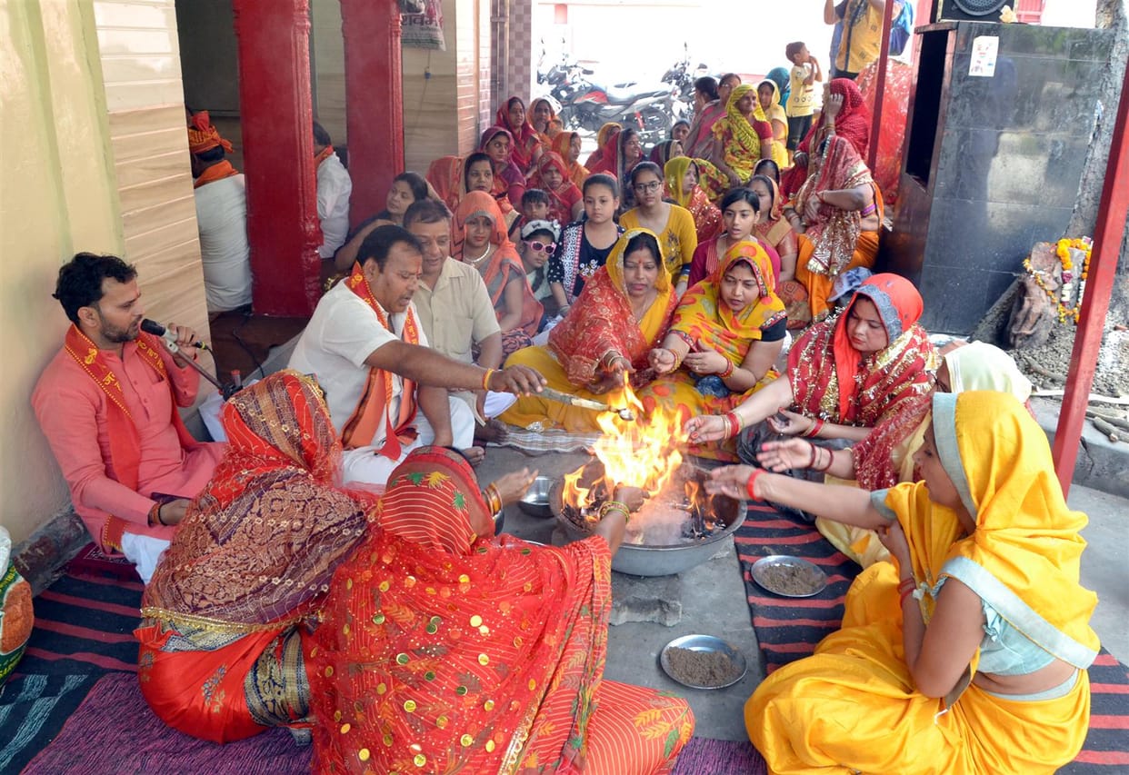 Oh sorrow, the devotees danced on Maruti Nandan...
