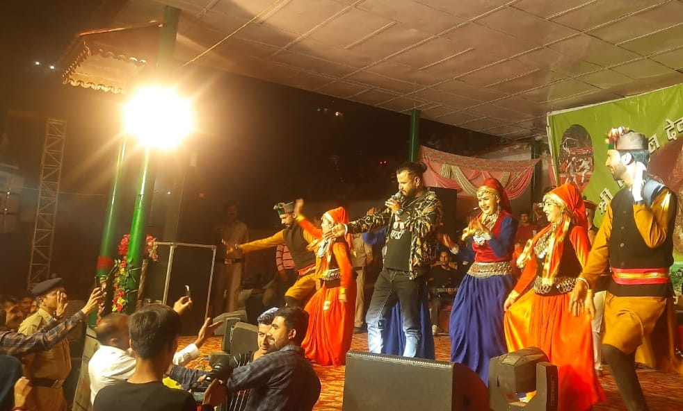 nati king luldeep sharma sing  rohru jana meri aamiye and others song and win the heart of  people in sirgul devta culture night in rajgargh