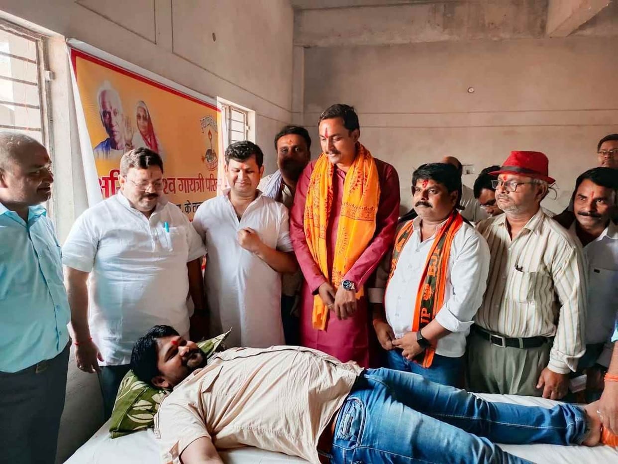 14 people donate blood