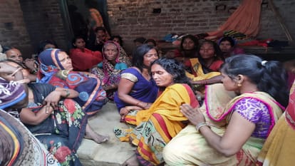 रोते बिलखते परिजन।