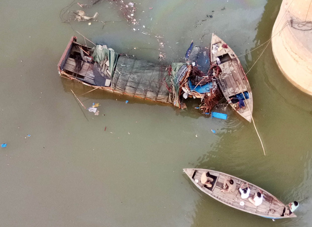 Truck fell into river after breaking railing, two died