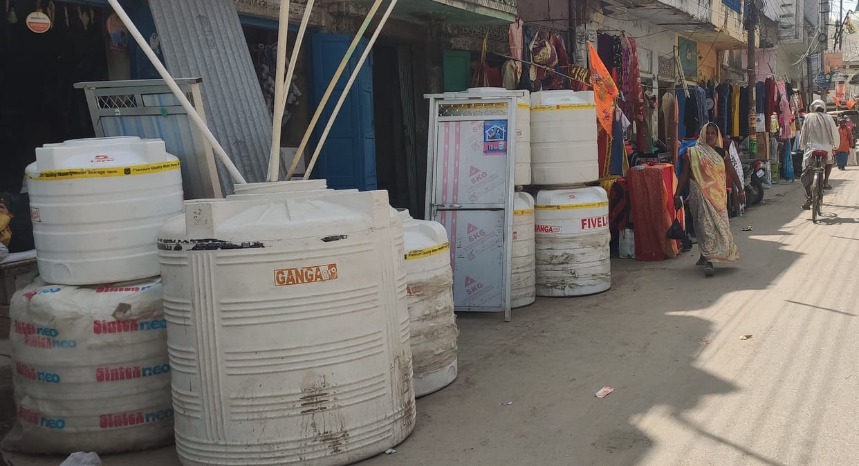 Shop decorated on road tracks, traffic became difficult