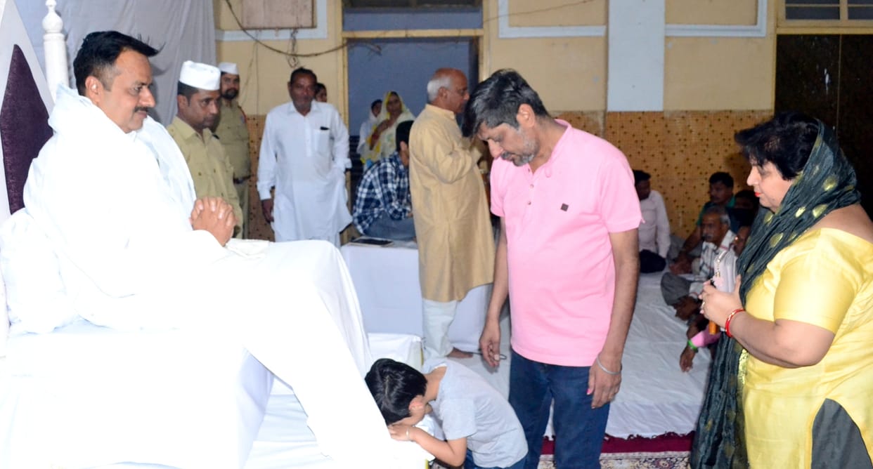 God resides inside all living beings: Harish