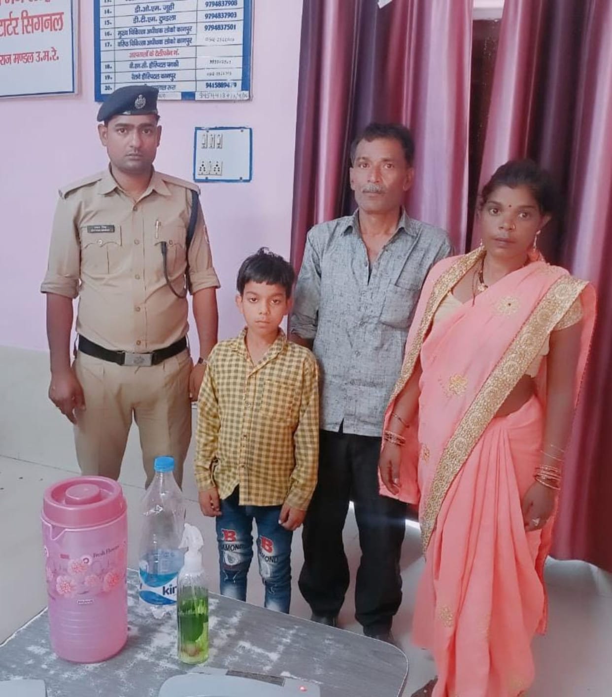 Kanpur Dehat : RPF jawans introduced the innocent missing in the train at Ambiyapur station to family members in Rura