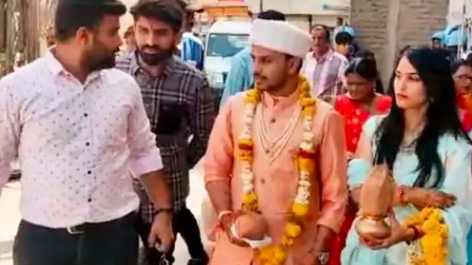 The procession was taken out if the curfew was relaxed: Due to the ban on vehicles in Khargone, the groom went on foot, could not even do the reception