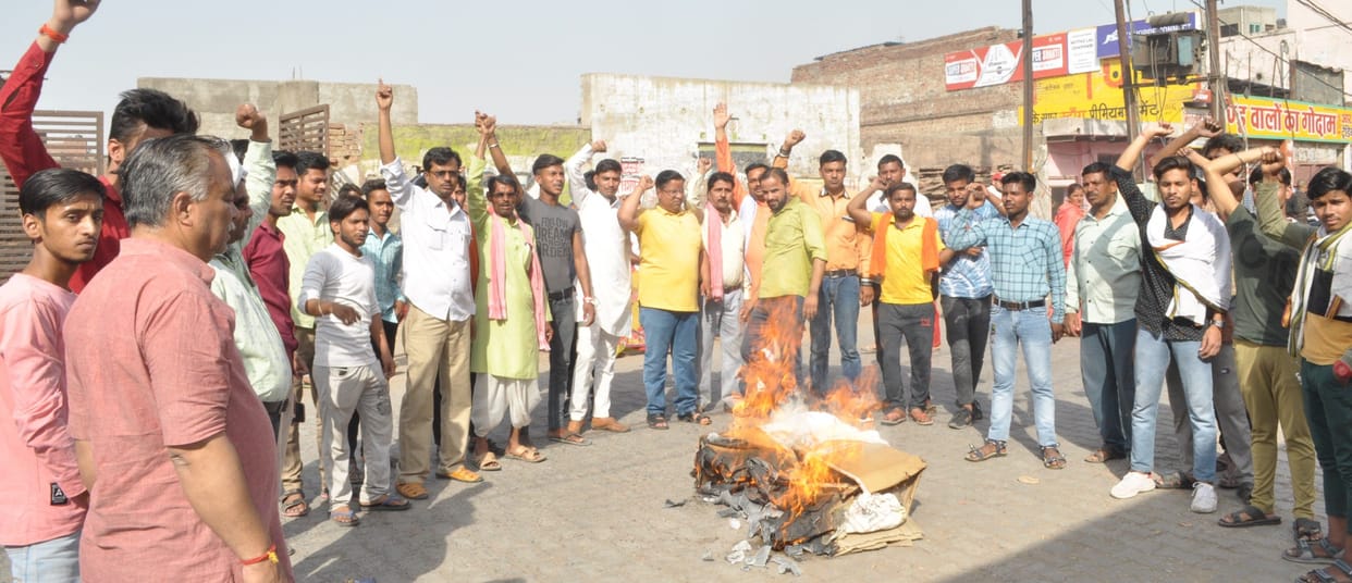Hathras: Protest against Delhi incident, effigy burnt