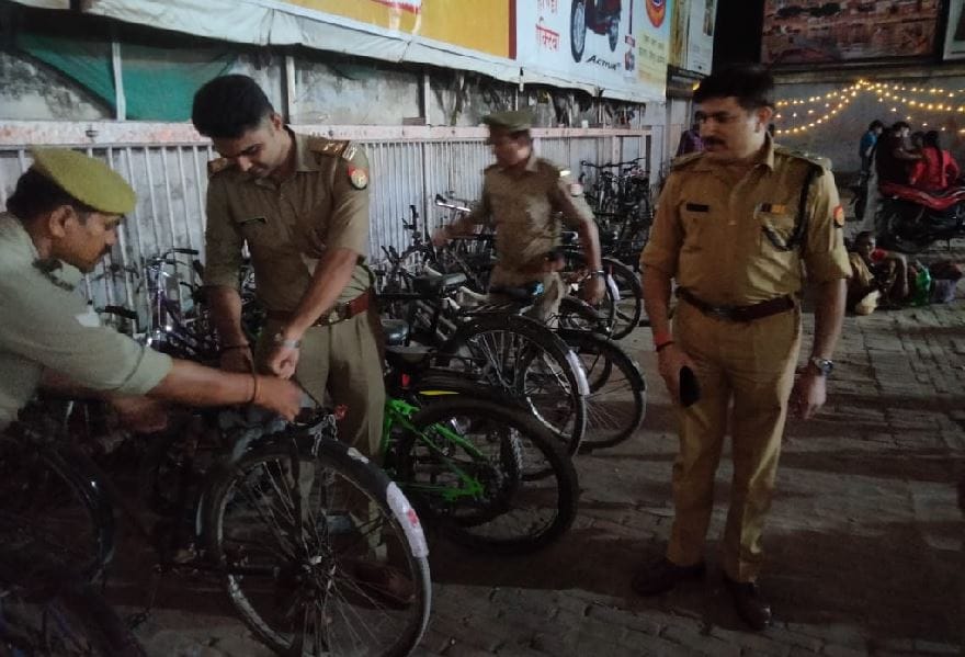 Alert in banaras after Delhi Violence Police closely monitored from place to place  launched checking campaign