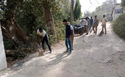 पुलिसकर्मियों ने सफाई के लिए किया श्रमदान
