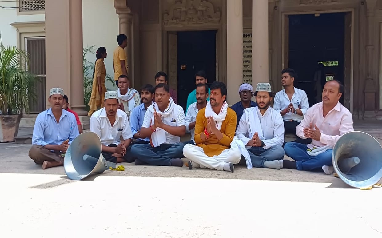 Delhi Jahangirpuri Violence Bhagat Singh Youth Front unique protest in varanasi mahatma gandhi bhajan sung on Bharat Mata temple