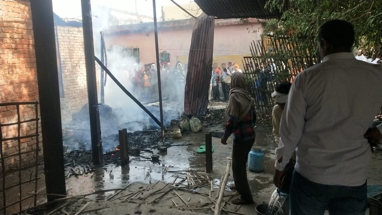 massive Fire broke out in pahariya Mandi due to  short circuit loss of thousands
