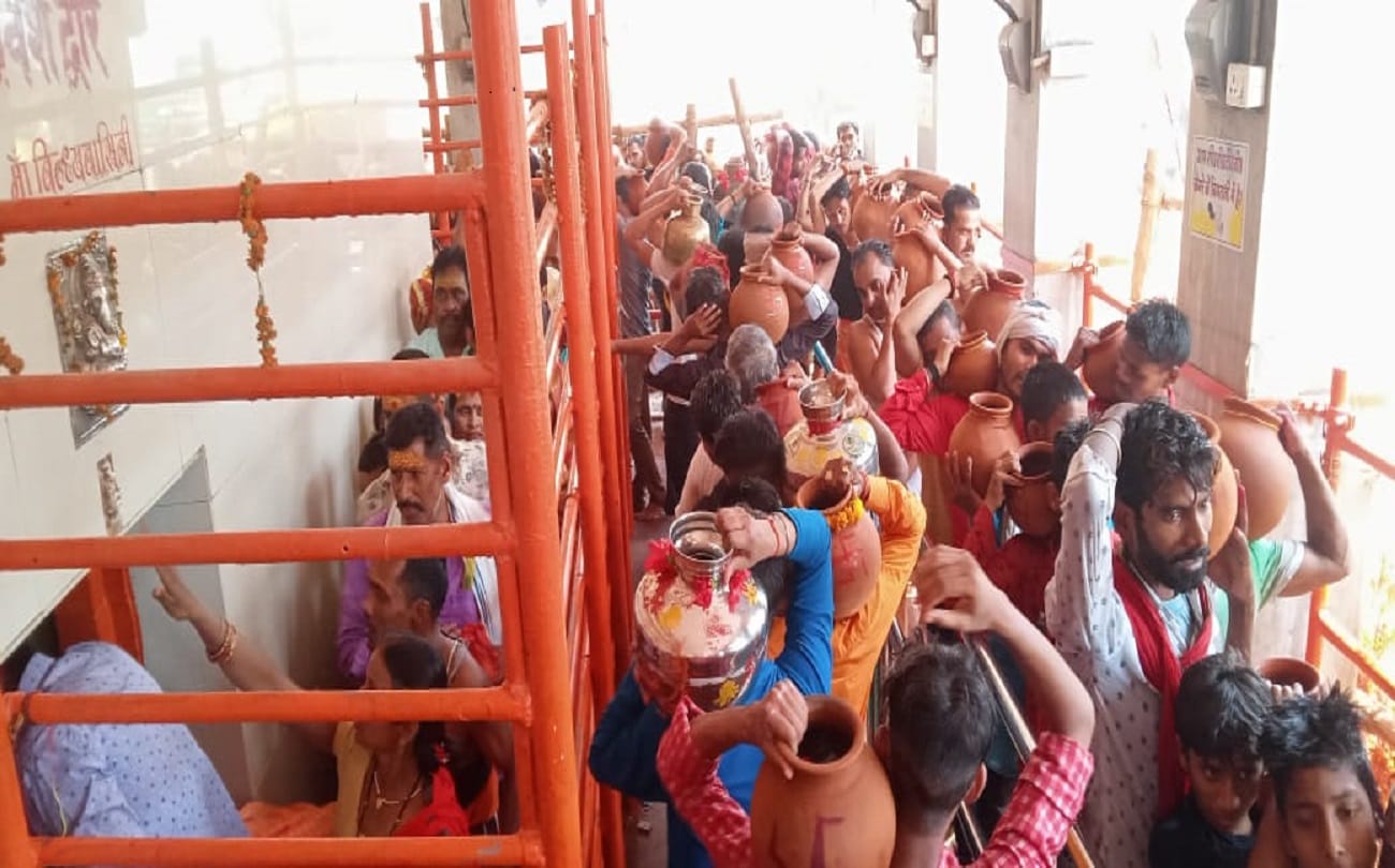 Maa vindhyachal temple cleaned Washing by gangajal in mirzapur Centuries old tradition of this Ghatabhishek
