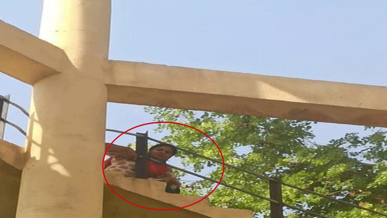 Female councilor climbed on water tank in Alwar due to drinking water crisis