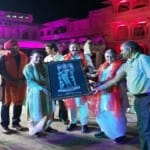 भजन सम्राट अनूप जलोटा को स्मृति चिन्ह भेंट करते फतेहपुर सीकरी के सांसद राजकुमार चाहर व विधायक चौधरी बाबूलाल