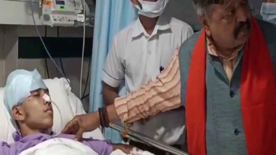 Indore: Improvement in the condition of Shivam injured in Khargone nuisance, removed ventilator and shifted to ICU, BJP general secretary reached to meet