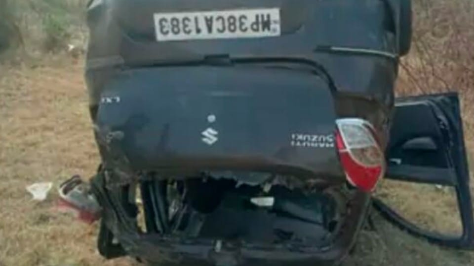 Sehore: Car overturned uncontrollably on Indore-Bhopal highway, 4 people injured