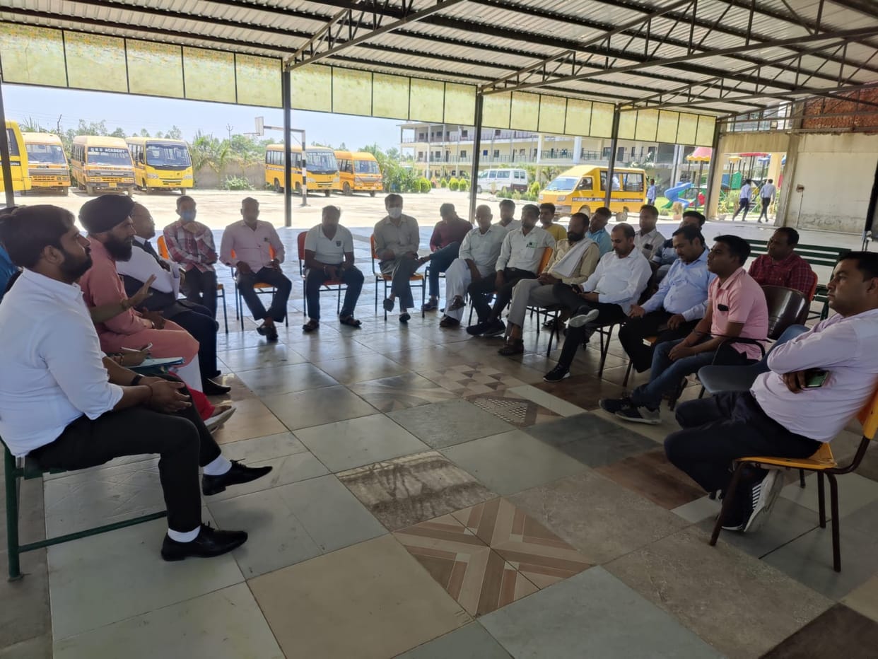 Parents reached school against fee and transportation fee hike