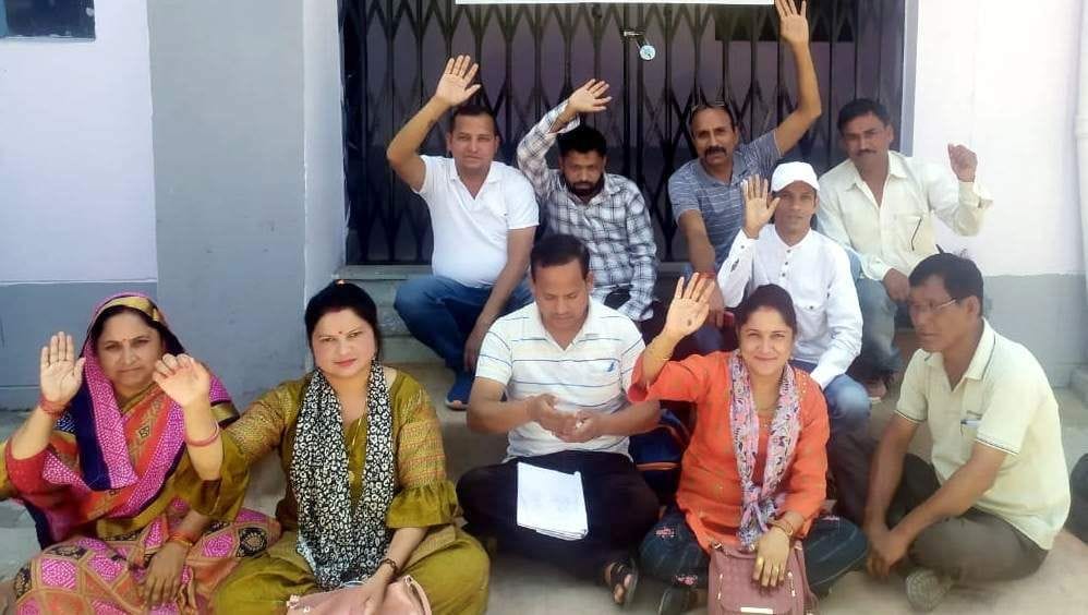 The pradhan locked the block office, the work came to a standstill