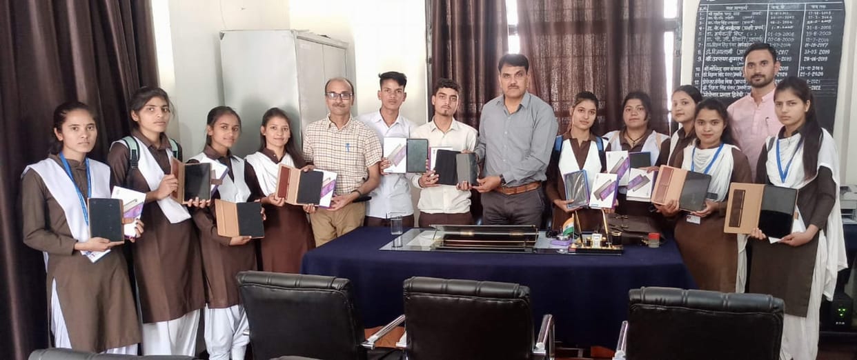 Tablet distribution started in Chinyalisaur College