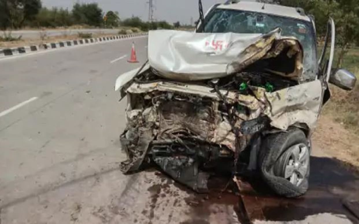Accident on Ghazipur Varanasi Highway Two killed and two seriously injured in head on collision of car and safari