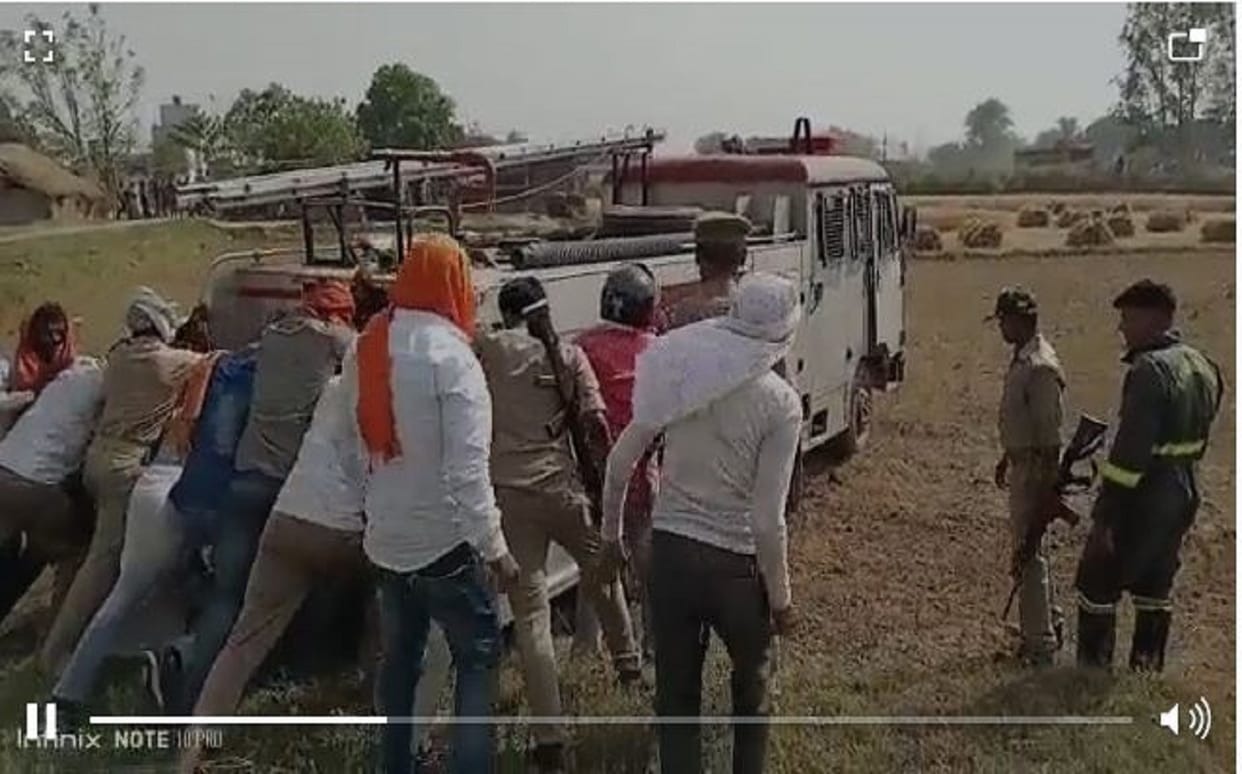 akhilesh yadav tweeted video of pushing  fire brigade vehicle in chandauli said emergency services in UP are in trouble