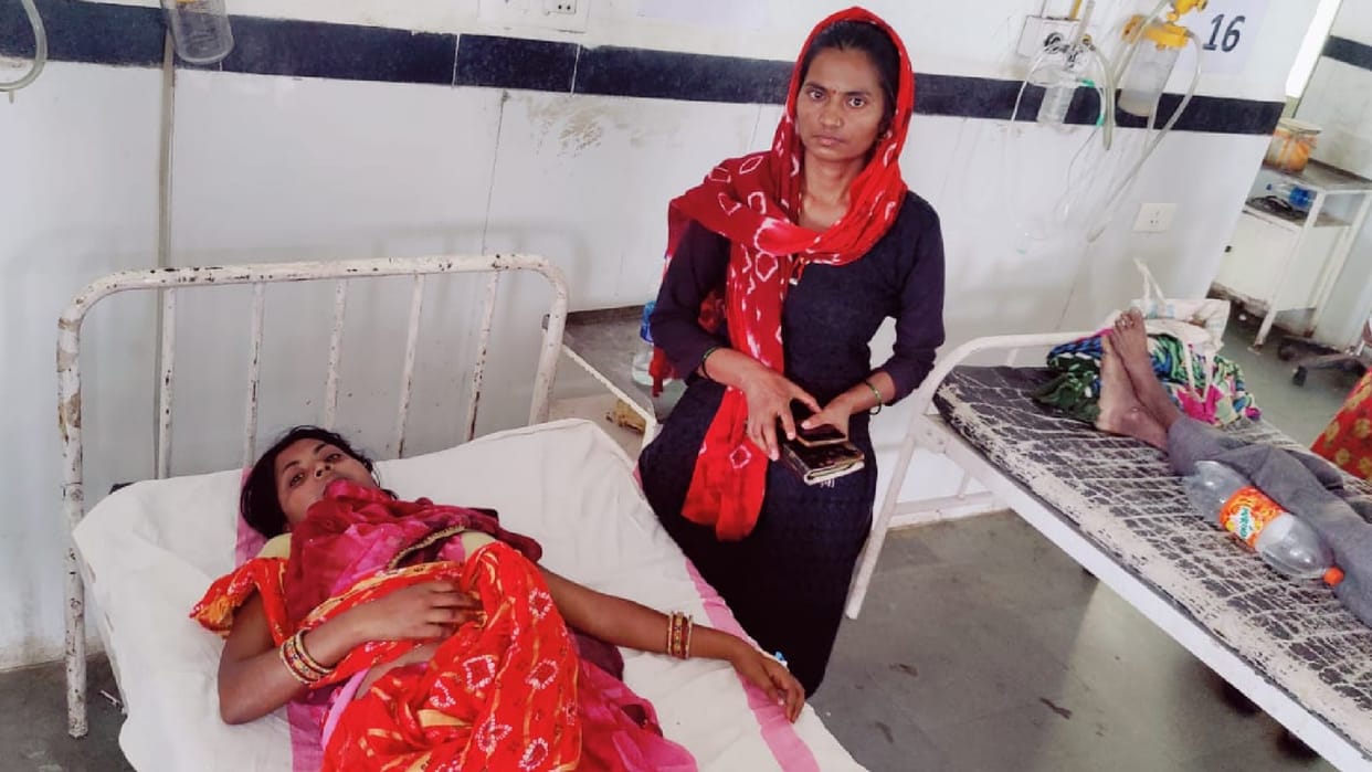 Stupid punishment in MP: The daughter-in-law was made to sit outside in the hot afternoon for demanding dowry, the troubled woman drank sanitizer