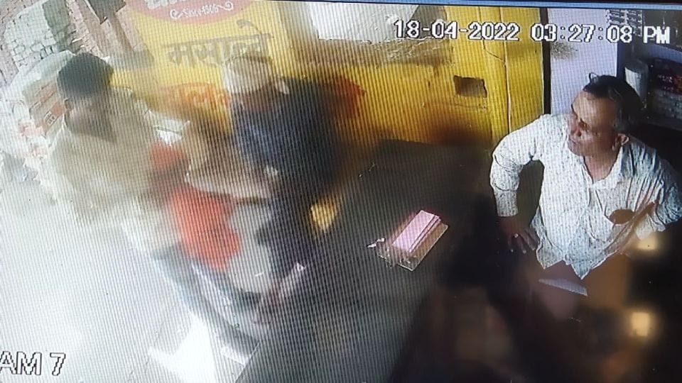 thieves stolen bag full of cash from grocery shop in agra